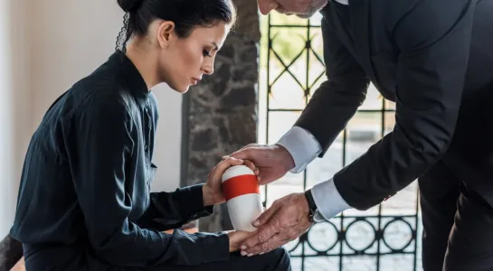 como abrir urna cenizas